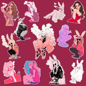 Può includere: Una collezione di illustrazioni stilizzate di donne con orecchie da coniglio e occhiali da sole, che fumano sigarette, in varie pose. La tavolozza dei colori include sfumature di rosa, rosso, nero e bianco su uno sfondo bordeaux. L'opera d'arte ha un distinto stile ispirato agli anime.