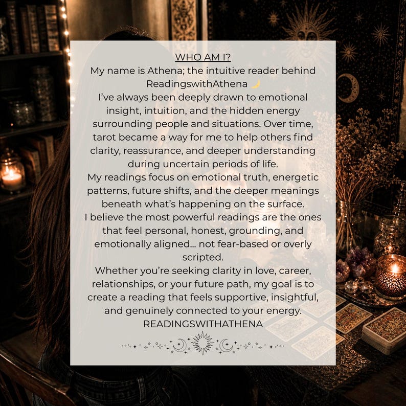 Puede incluir: Una tarjeta blanca con el texto "WHO AM I?" y "ReadingswithAthena" en una habitaci&oacute;n con velas y libros. La tarjeta describe las lecturas intuitivas de tarot de Athena, centr&aacute;ndose en la verdad emocional y las perspectivas futuras.