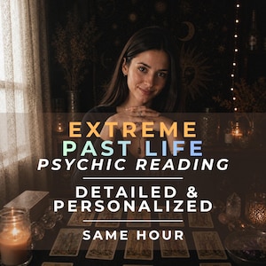 Puede incluir: Imagen que promociona un servicio de lectura ps&iacute;quica. El texto dice "EXTREME PAST LIFE PSYCHIC READING" y "DETAILED & PERSONALIZED" con "SAME HOUR" debajo. Una mujer sonr&iacute;e frente a una mesa con cartas del tarot y velas.
