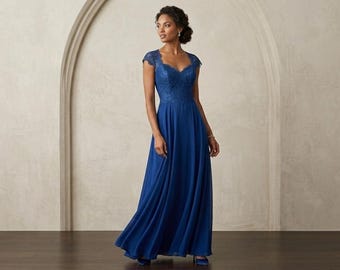 ロイヤルブルーのシフォンイブニングドレス – 結婚式のゲスト、ブライズメイド、フォーマルパーティーに最適な、エレガントなレースボディスのマキシ丈ガウン。