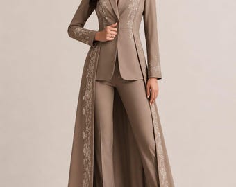Conjunto de pantalón y chaqueta bordados en color topo, ideal para la madre de la novia o como atuendo formal para invitada a una boda.