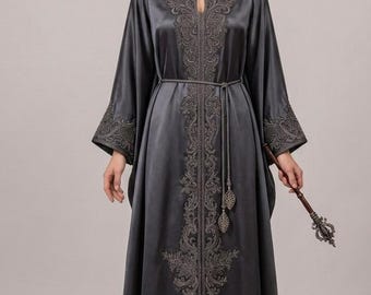 Vestido Kaftan Gótico Cinza em Cetim com Bordados | Vestido Longo de Inspiração Medieval | Robe Feminino de Fantasia Sombria.