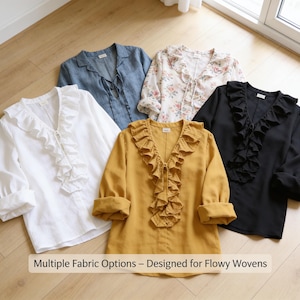 Könnte beinhalten: Fünf Damenblusen in verschiedenen Farben: Weiß, Jeansblau, Blumenmuster, Schwarz und Senfgelb. Jede Bluse hat einen V-Ausschnitt mit Rüschenbesatz und lange Ärmel. Der Text unten lautet: Multiple Fabric Options - Designed for Flowy Wovens.