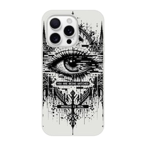 Könnte beinhalten: Eine weiße Handyhülle mit einem schwarz-weißen Grafikdesign. Das Design umfasst ein detailliertes Auge, architektonische Elemente und die Sätze "YOU ARE BEING WATCHED" und "NOTHING IS REAL". Die Hülle hat eine glänzende Oberfläche.