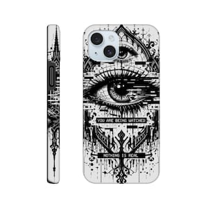 Könnte beinhalten: Eine weiße Handyhülle mit einem schwarz-weißen Grafikdesign. Das Design zeigt ein detailliertes Auge, gotische Architekturelemente und den Text "YOU ARE BEING WATCHED" und "NOTHING IS REAL". Die Seite der Hülle hat einen schwarzen Rand.