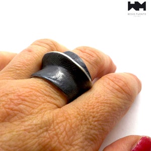 Brutalistisk afrikansk stil, djärv handgjord ring i massivt silver. E687 bild 5