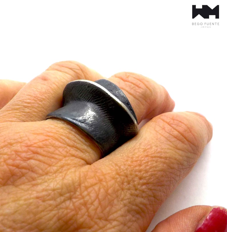 Brutalistisk afrikansk stil, djärv handgjord ring i massivt silver. E687 bild 5