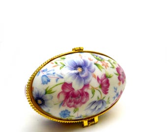 Vintage 1980s  Porcelain Pill Trinket Box. JB13