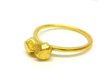Anillo apilable de oro vermeil con diseño geométrico pequeño. E646