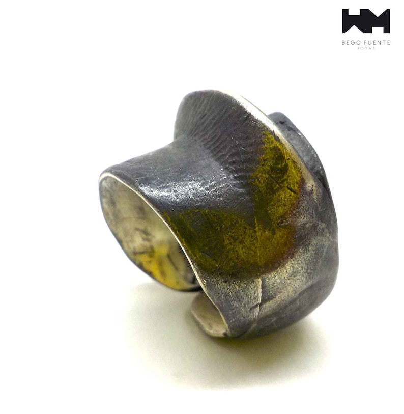 Brutalistisk afrikansk stil, djärv handgjord ring i massivt silver. E687 bild 2