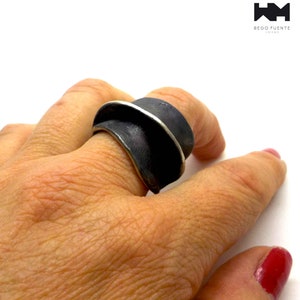 Brutalistisk afrikansk stil, djärv handgjord ring i massivt silver. E687 bild 7