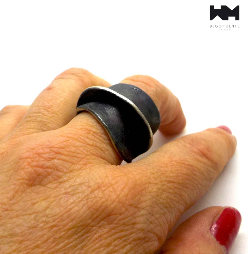 Brutalistisk afrikansk stil, djärv handgjord ring i massivt silver. E687 bild 7