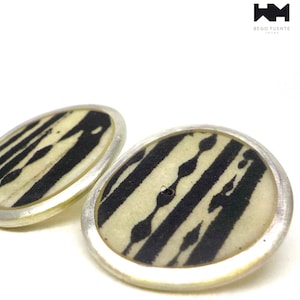 Orecchini in argento sterling e litografia unici nel loro genere. E724