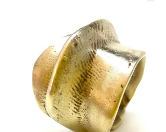 Anillo de latón africano brutalista y audaz. E687B