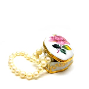 Vintage Limoges French Fine Porcelain Trinket Box. JB101