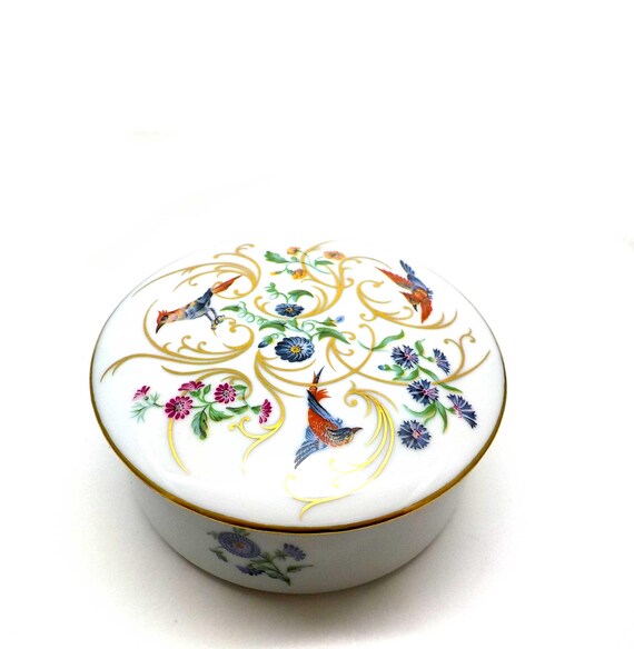 Vintage Limoges French Fine Porcelain Trinket Box. JB96