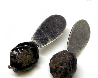 Pendientes de ley contemporáneos únicos con granate crudo. E488