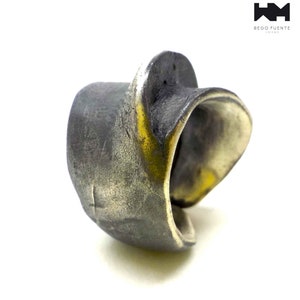 Brutalistisk afrikansk stil, djärv handgjord ring i massivt silver. E687 bild 1