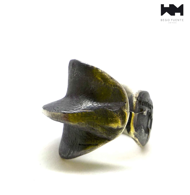 Brutalistisk afrikansk stil, djärv handgjord ring i massivt silver. E687 bild 9
