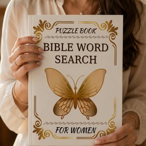 Op de afbeelding: Een wit puzzelboek met de titel "Bible Word Search For Women". De omslag heeft een gouden vlinderillustratie en decoratieve gouden accenten. De woorden "Puzzle Book" staan bovenaan.