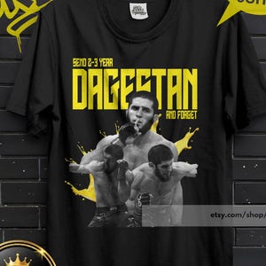 Puede incluir: Camiseta negra con un gráfico amarillo que dice "DAGESTAN" y la frase "AND FORGET". La camiseta también muestra imágenes de luchadores y el texto "SEND 2-3 YEAR". Una burbuja amarilla dice "BUY 3 FREE 3SHIP".