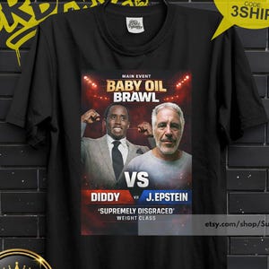 Könnte beinhalten: Schwarzes T-Shirt mit einer Grafik, die einen 'Baby Oil Brawl' mit Diddy gegen J. Epstein bewirbt. Das Design enthält den Text 'Supremely Disgraced' und eine Website-Adresse. Ein 'Premium Quality'-Siegel und eine 'Kaufe 3, Kostenloser Versand'-Aktion sind ebenfalls sichtbar.