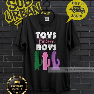 Toys Before Boys T-shirt: Rolig vuxen-t-shirt, sarkastisk design, upptäck humorn-t-shirt, perfekt present till tjej, present till vän