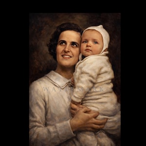 Może przedstawiać: Portret w stylu vintage kobiety trzymającej dziecko. Oboje są ubrani w białe ubrania. Kobieta patrzy w górę i uśmiecha się, podczas gdy dziecko patrzy przed siebie. Tło jest ciemnobrązowe.