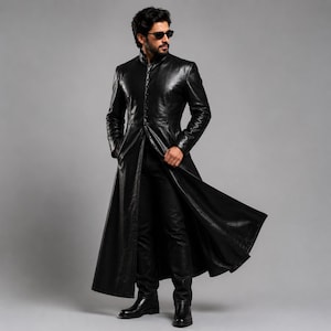 以下が含まれることがあります： ハイカラー、フロントのフルボタン留め、長袖が特徴の黒いロングレザーコート。コートは同色の黒いズボンと黒いレザーブーツの上に着用されています。この衣服は構造化されたフィット感と滑らかな仕上がりが特徴です。