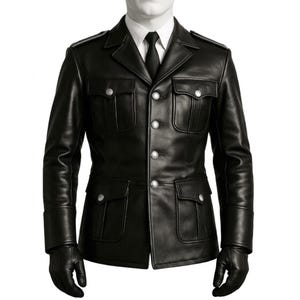 Könnte beinhalten: Schwarze Lederjacke mit vier Fronttaschen, silbernen Knöpfen und einem Reverskragen. Die Jacke hat eine taillierte Passform und wird mit einem weißen Hemd, einer schwarzen Krawatte und schwarzen Handschuhen kombiniert. Klassischer Stil.