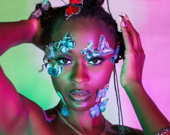 Impresión de retrato de fantasía de mariposa / Fotografía artística editorial neón / Arte facial de mariposa / Arte mural vibrante / Decoración maximalista
