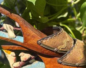 1940s WWII Philippines Bakya Wooden Carved Cutout Bird Wedge Heels• US 8