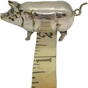 Ruban à mesurer personnalisé en forme de cochon, ruban à mesurer en métal gravé, ornement de bureau, cadeau personnalisé pour papa, grand-père, couturière, amateur de couture