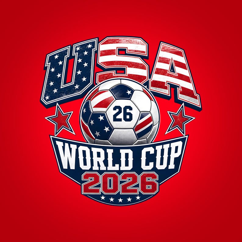 Pu&ograve; includere: Grafica rossa con la scritta "USA" in un design blu e bianco stellato. Un pallone da calcio con strisce rosse, bianche e blu e il numero "26" &egrave; centrato. Sotto, &egrave; visualizzato il testo "WORLD CUP 2026".