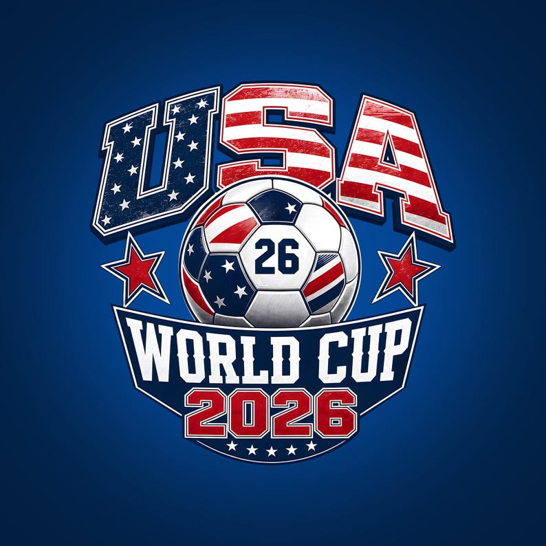 Pu&ograve; includere: Grafica su sfondo blu con la scritta "USA" in rosso e bianco, con un pallone da calcio al centro. Sotto, "WORLD CUP 2026" in bianco e rosso. Due stelle rosse affiancano il pallone.