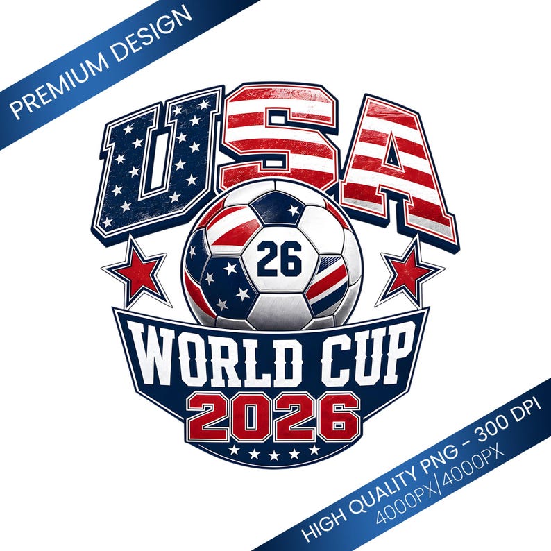 Pu&ograve; includere: Un design grafico con la scritta "USA" in rosso e blu, e un pallone da calcio al centro con il numero "26". Sotto, la scritta "WORLD CUP 2026". Il design include stelle e strisce, con uno striscione blu che dice "PREMIUM DESIGN".