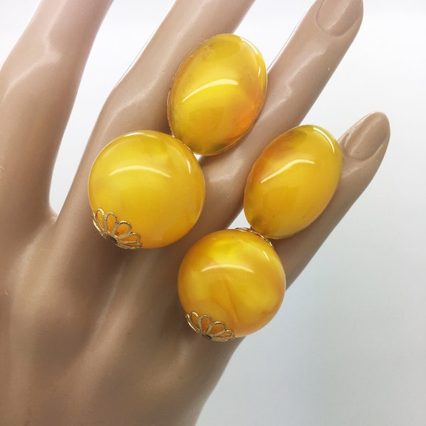 Fabulous 1950's Honey Yellow Clip Dangle Earrings ~ Nice Quality ~ Perfect for Autumn / Fall or Summer!  Lightweight ~ Fun and Elegant
