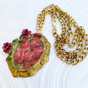 Collana vintage England con bouquet floreale fustellato in carta litografica in cornice in ottone, collana femminile assemblata unica nel suo genere