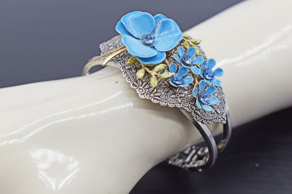Elegant Silver and Blue Floral Bracelet Elegant Silver and Blue Floral Bracelet main image 2