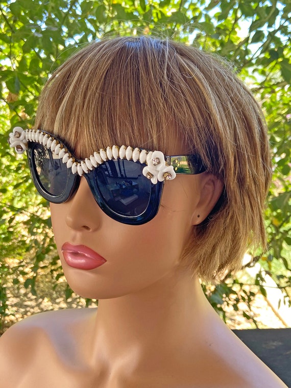 Exceptional Vintage Designed Sunglasses ~ Elegant Black and  display picture 1