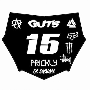 Può includere: Targa per moto nera con testo e loghi bianchi. Il numero "15" è ben visibile. La targa include le parole "GUTS", "PRICKLY" e "GS CUSTOMS", insieme a vari loghi di marchi.