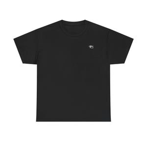 Peut inclure: T-shirt noir avec un petit symbole blanc en forme d'œil sur le haut de la poitrine gauche. Le t-shirt a un col rond et des manches courtes. Le tissu semble être un mélange de coton doux.