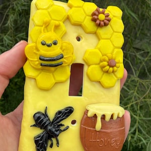 Handgemaakte polymeerklei hommel en honingraat lichtschakelaar plaatafdekking