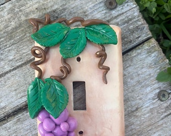 Placca per interruttore della luce in stile vigneto toscano con uva – Decorazione rustica da parete in stile fattoria – Copriinterruttore della luce realizzato a mano in argilla polimerica