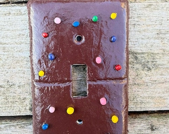 Placa de Interruptor Cosmic Brownie – Decoração de Parede Inspirada em Sobremesa de Chocolate – Placa de Interruptor de Luz Feita à Mão em Argila Polimérica