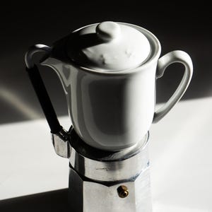 Cafeteira italiana Mulino Bianco de cerâmica, década de 1980, com design de andorinhas.