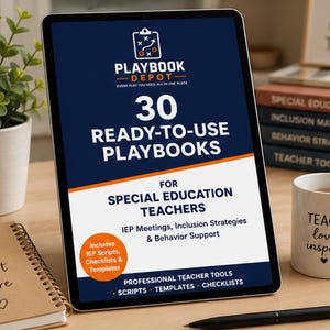 Może przedstawiać: Tablet cyfrowy wyświetla "PLAYBOOK DEPOT" i "30 GOTOWYCH DO UŻYCIA PLAYBOOK&Oacute;W" dla nauczycieli edukacji specjalnej. Tablet leży na drewnianym biurku z kubkiem z napisem "TEACH love inspire", notatnikiem, długopisem i małą rośliną.