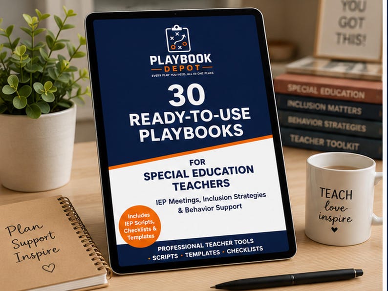 Może przedstawiać: Tablet cyfrowy wyświetla "PLAYBOOK DEPOT" i "30 GOTOWYCH DO UŻYCIA PLAYBOOK&Oacute;W" dla nauczycieli edukacji specjalnej. Tablet leży na drewnianym biurku z kubkiem z napisem "TEACH love inspire", notatnikiem, długopisem i małą rośliną.