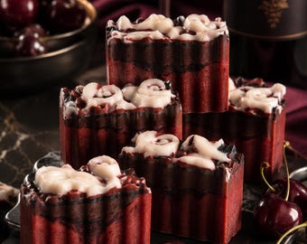 Jabón de leche de cabra con cereza negra y merlot / Pastilla de jabón artesanal de 85 g / Cuidado corporal artesanal inspirado en postres / Jabón con aroma a vino de cereza / SkinSessed