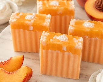 3 pastillas de jabón de leche de cabra con aroma a melocotón y crema. Jabón artesanal hecho a mano de tamaño completo. Hidratante, con abundante espuma cremosa. Ideal para el cuidado de la piel y el cuerpo. Regalo perfecto.